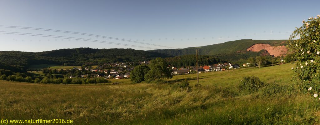 Taben-Rodt, Rundwanderweg Nr. 1, Bild von der Rohleuk auf die Ortslage, im Hintergrund Maunert und rechts der Steinbruch