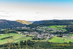 Blick vom Gipfelkreuz auf Manuert auf Taben-Rodt im August 2024